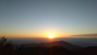 塔ノ岳の山頂から日の出