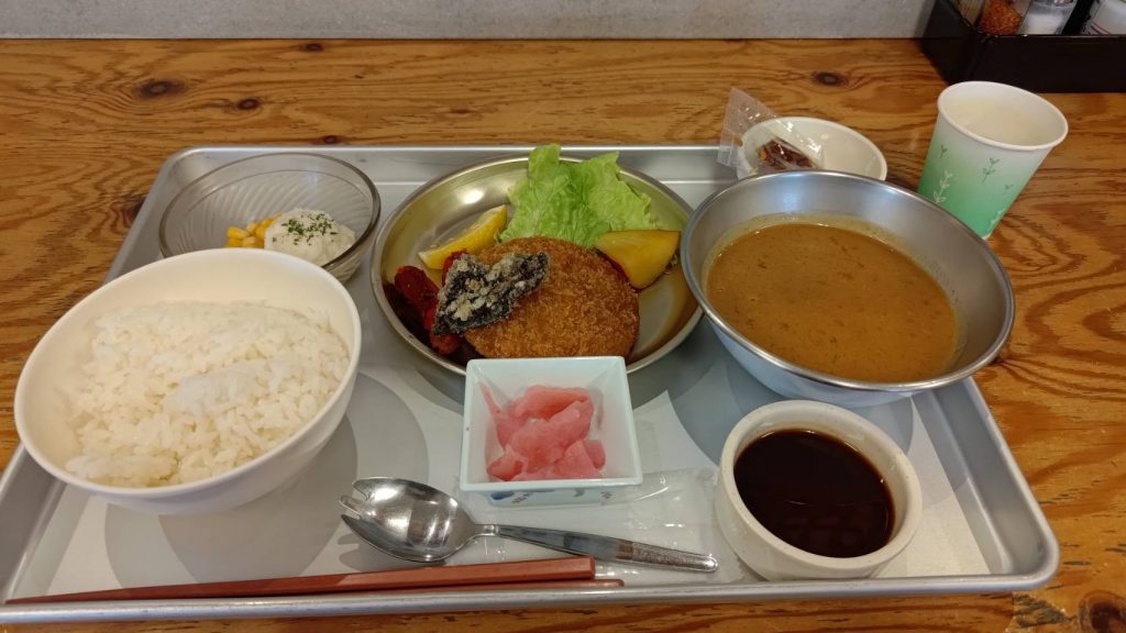 学校給食（道の駅 保田小学校）