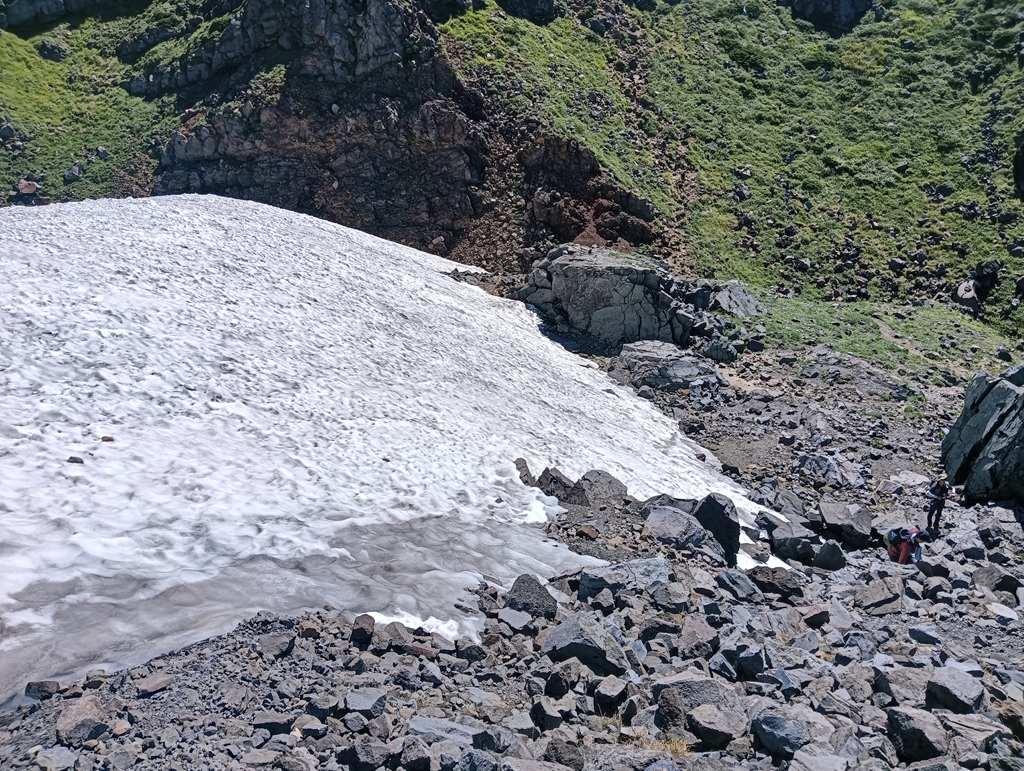 鳥海山 頂上付近に残る雪