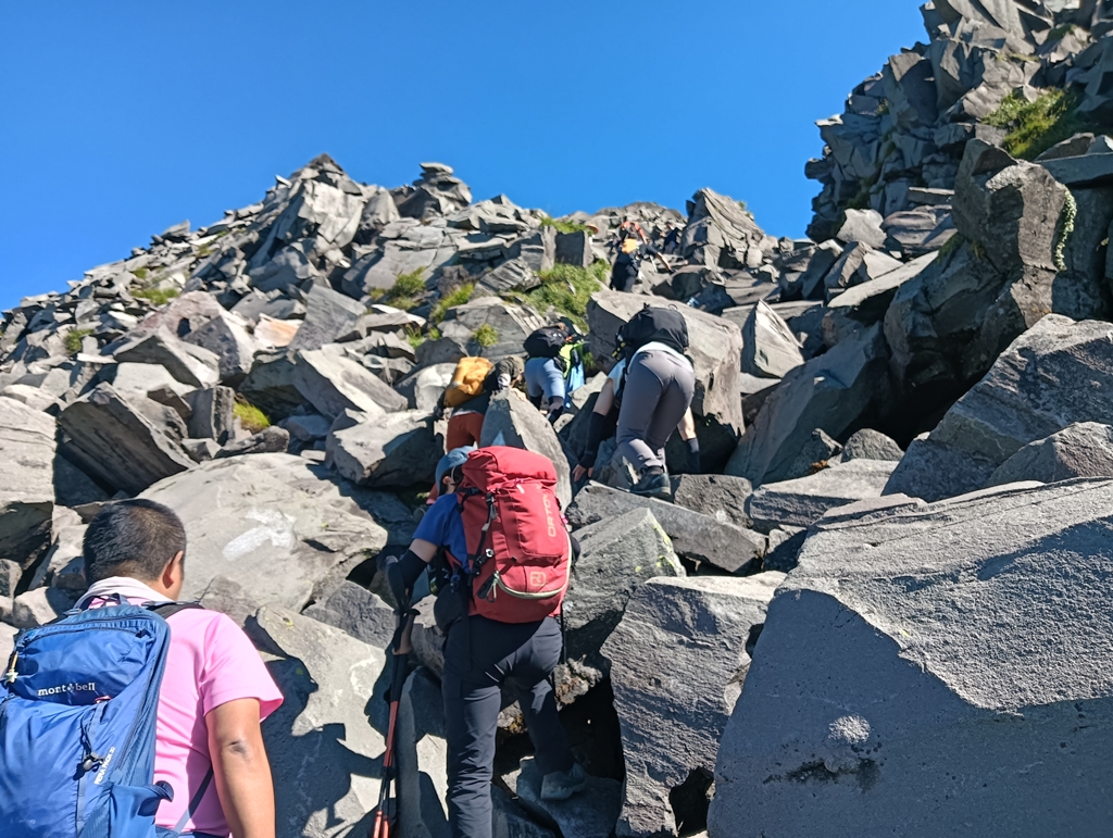 鳥海山の岩場